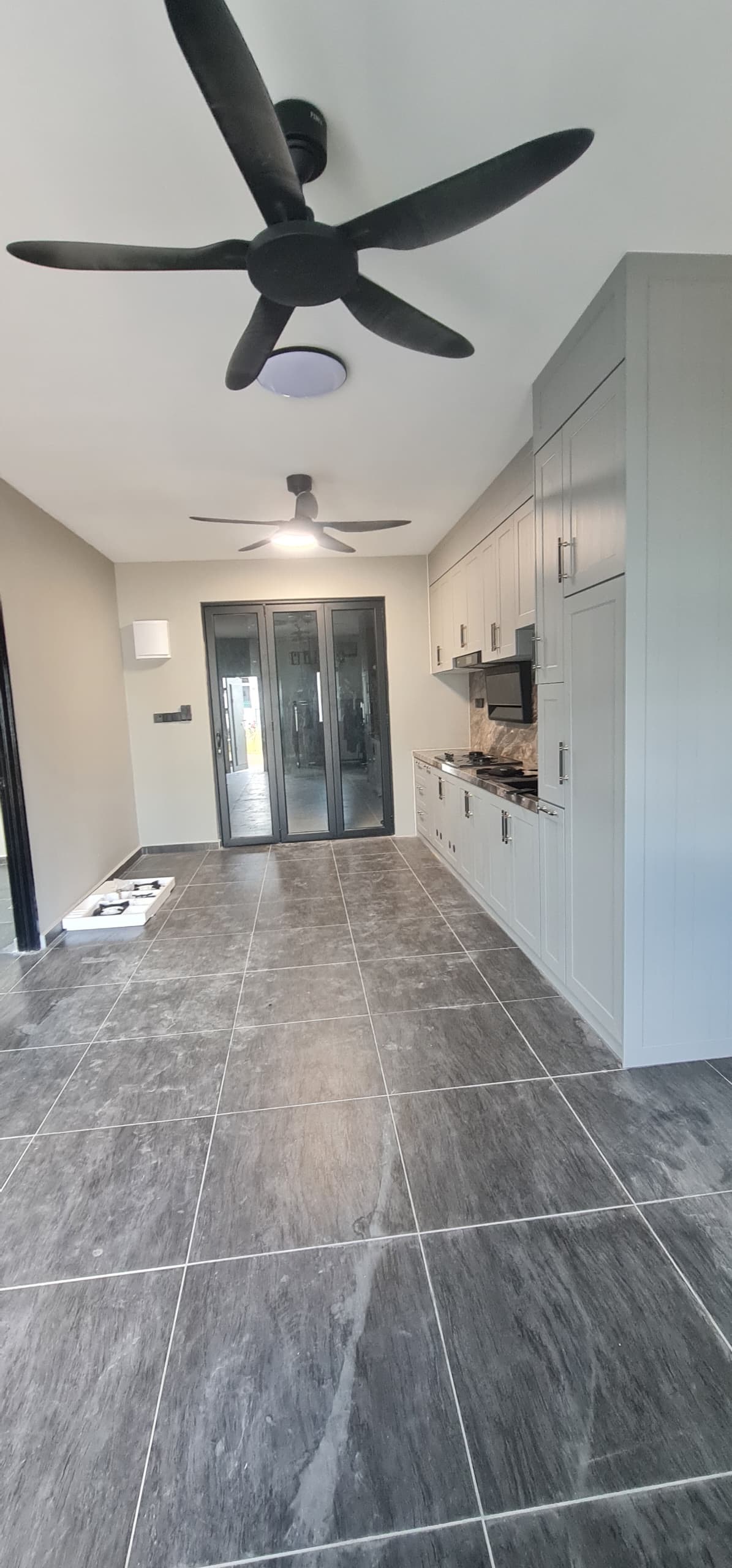 Dapur moden dengan kabinet penuh dan lantai jubin